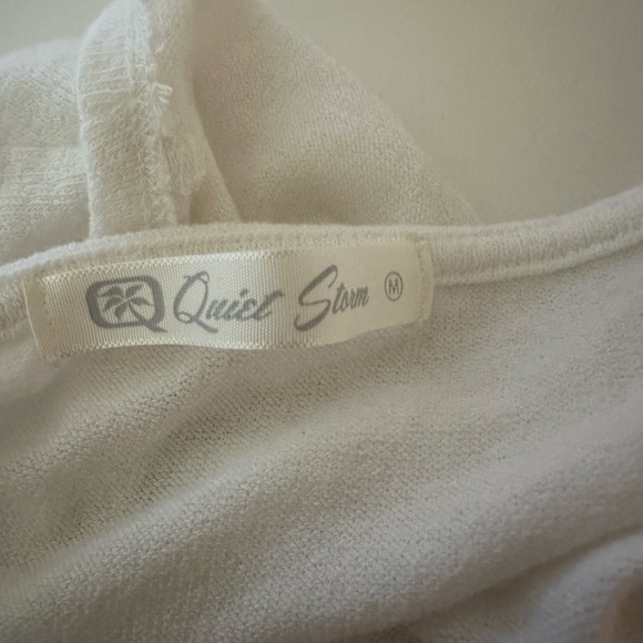 White top - Picture 4 of 4